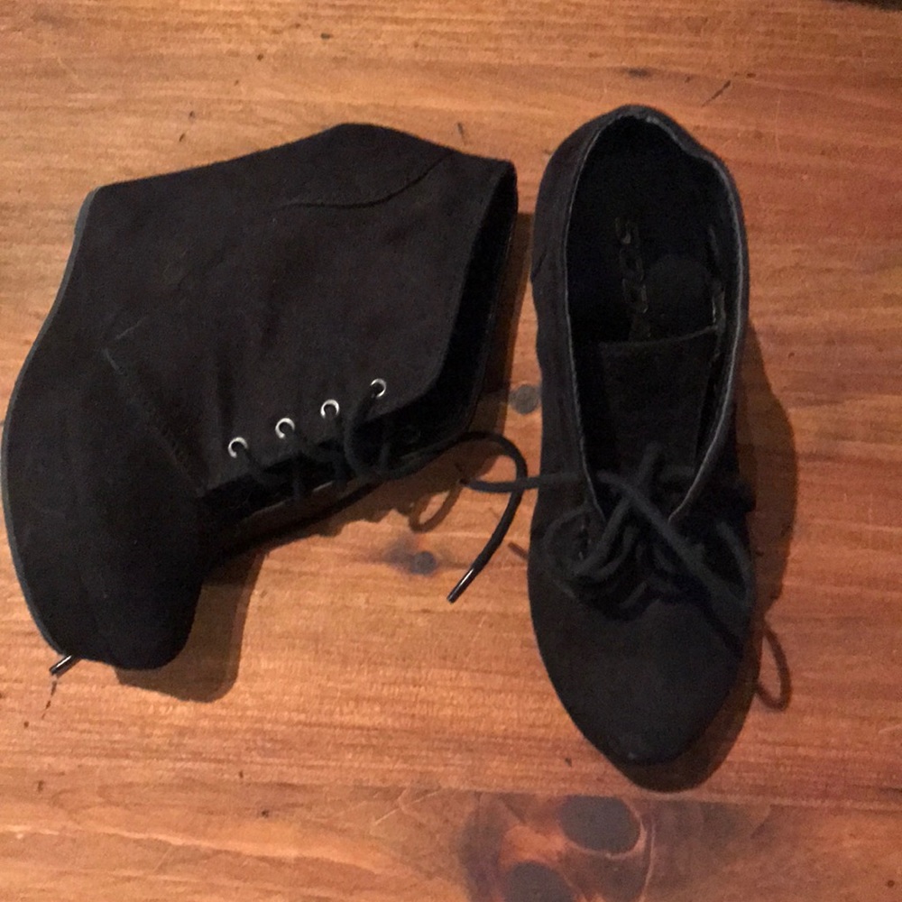 Black wedges